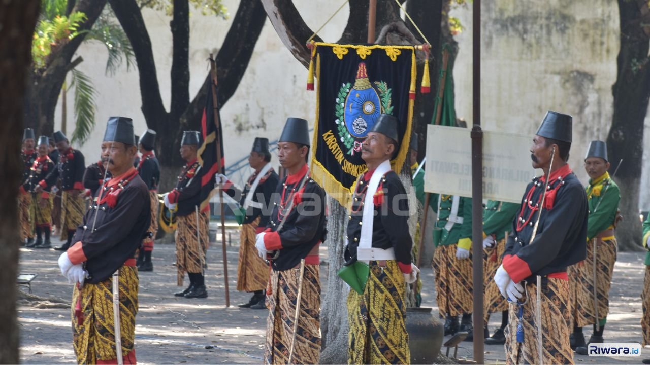 Barisan prajurit Karaton Surakarta Hadiningrat mengawal kirab sakral Grebeg Besar Iduladha 2026 yang dipimpin langsung Pakubuwono XIV Kamis 28 Mei 2026